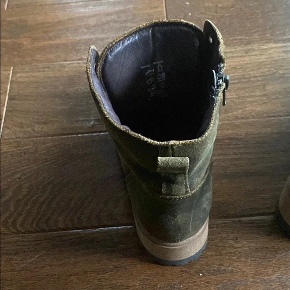 Taos Footwear “Main Street” Ankle Boots in Olive Rugged. 38 (7-7.5M) - Picture 2 of 3